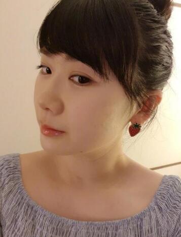 福原爱戴草莓耳环晒自拍 梳丸子头斜刘海可爱加分