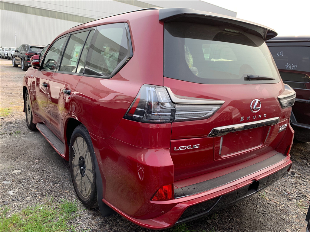 这种雷克萨斯lx570还是第一次见,大红色的车身,车尾还带汉字!