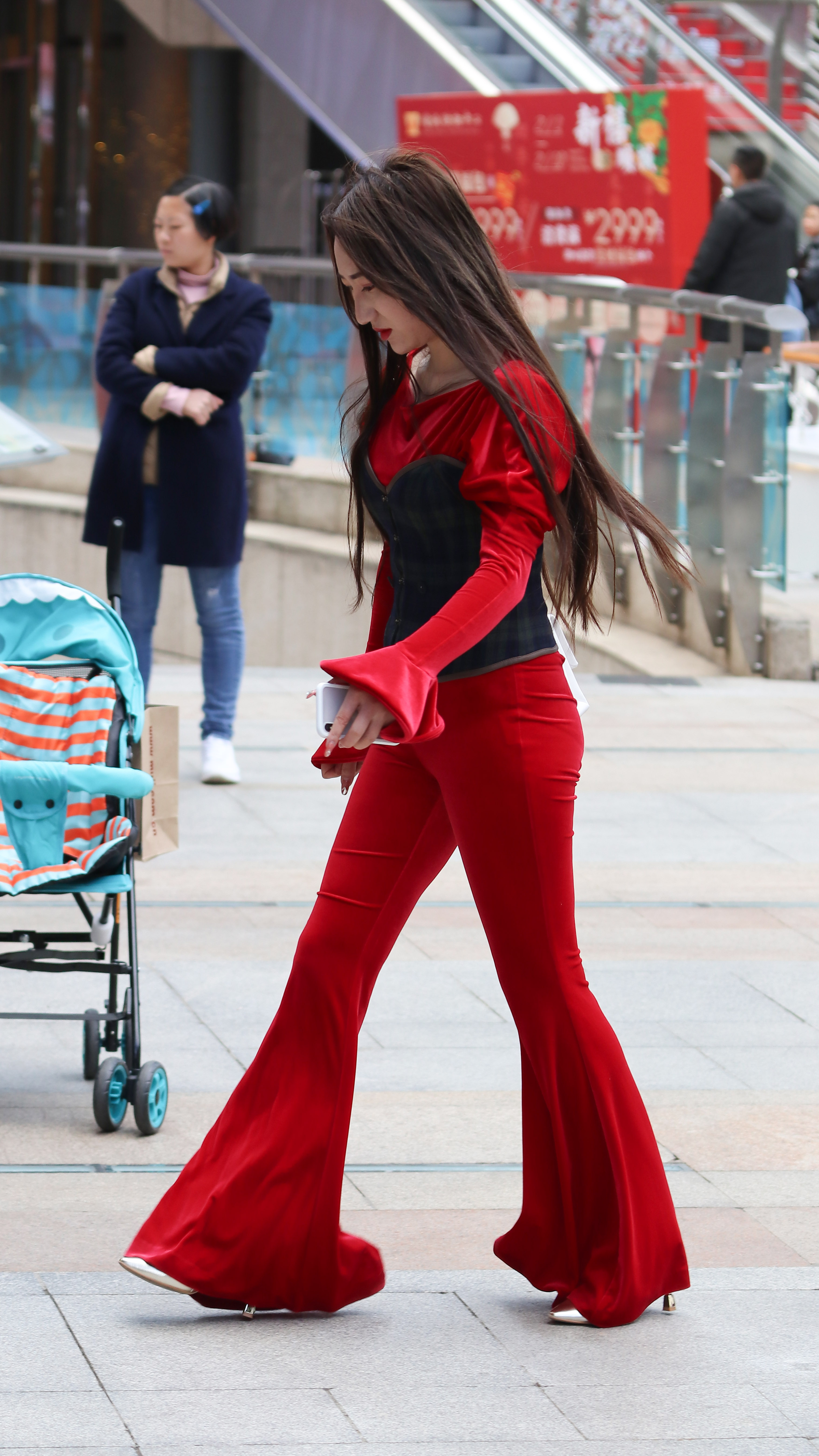 街拍:美女用红色长袖长裤套装搭配塑身衣,尽显凹凸有致好身材