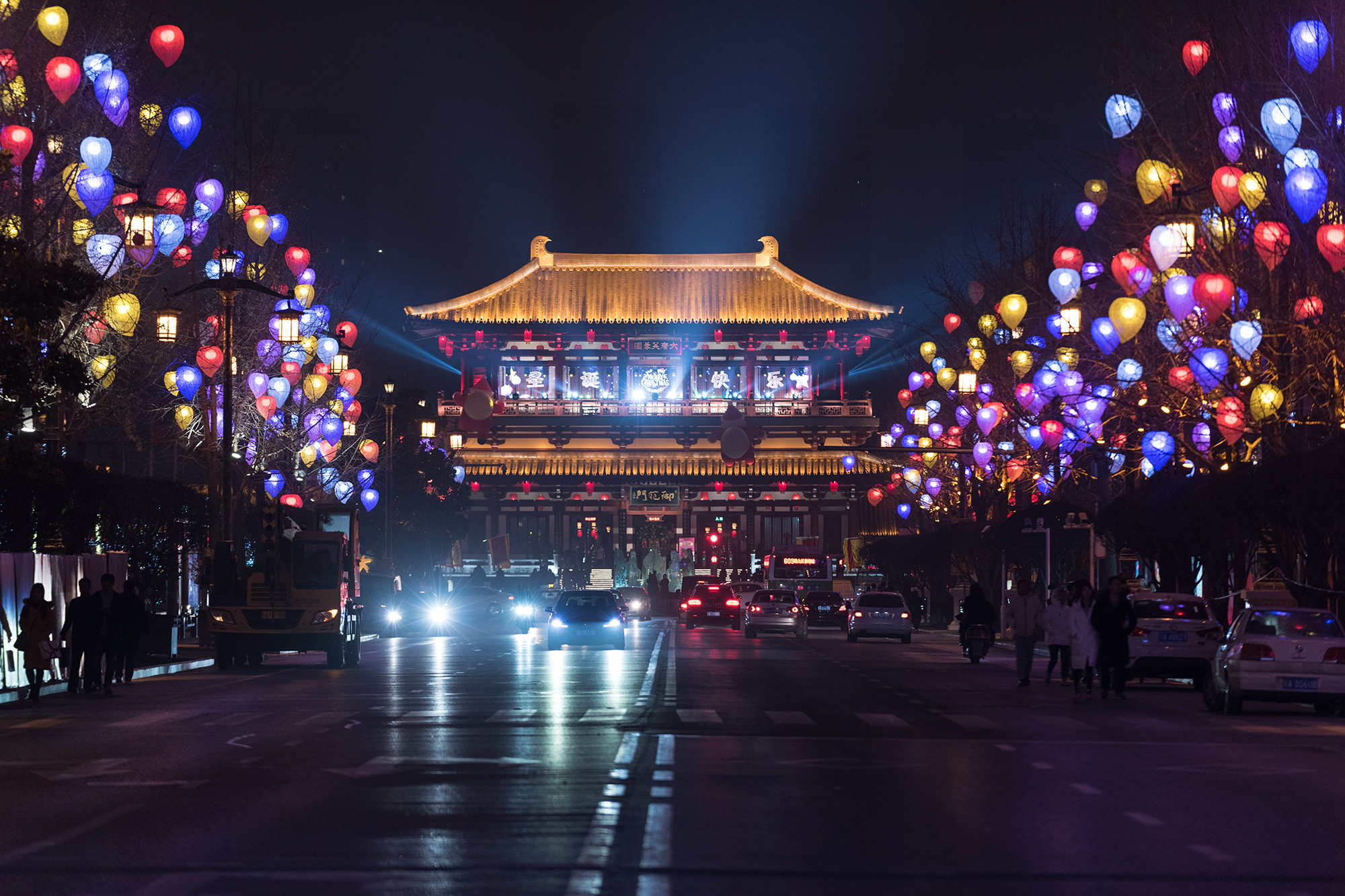 大雁塔-大唐不夜城景区夜景升级 彩带彩灯点缀其中如梦如幻