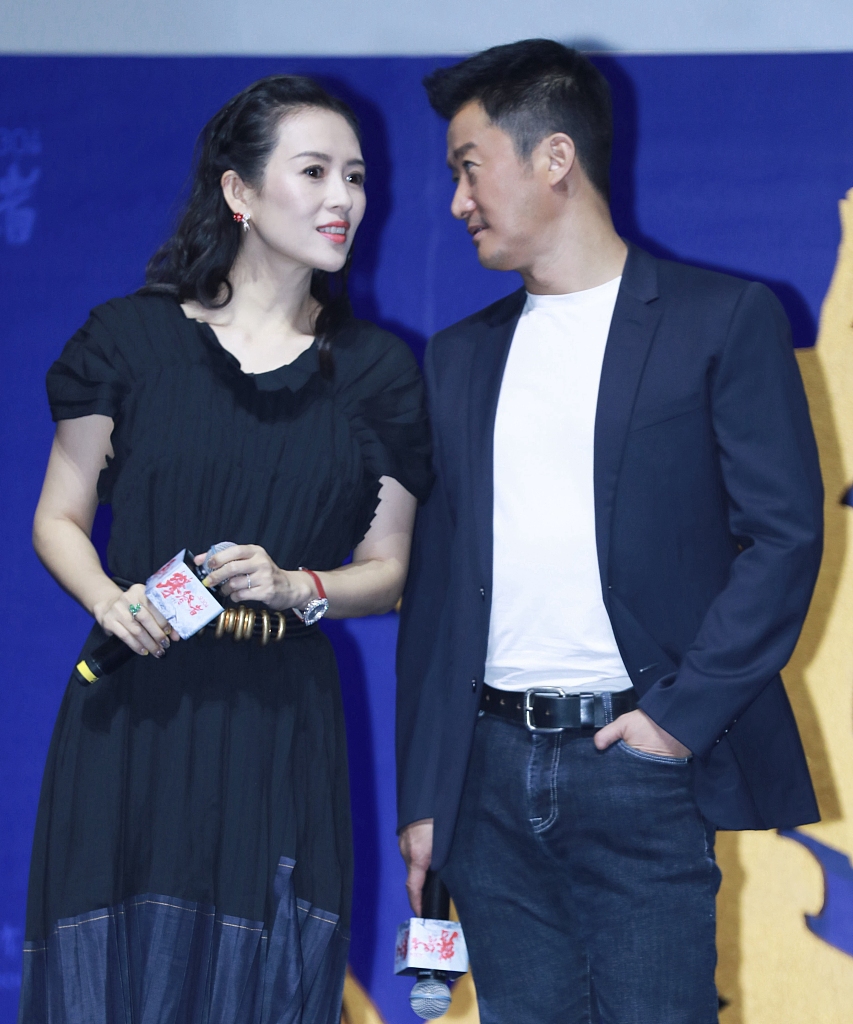 章子怡出席新电影发布会,扎麻花辫超减龄,40岁辣妈美回20岁!