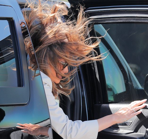 梅拉尼娅裤装出行好霸气!遇强风头发吹乱有失优雅,幸好气场强大