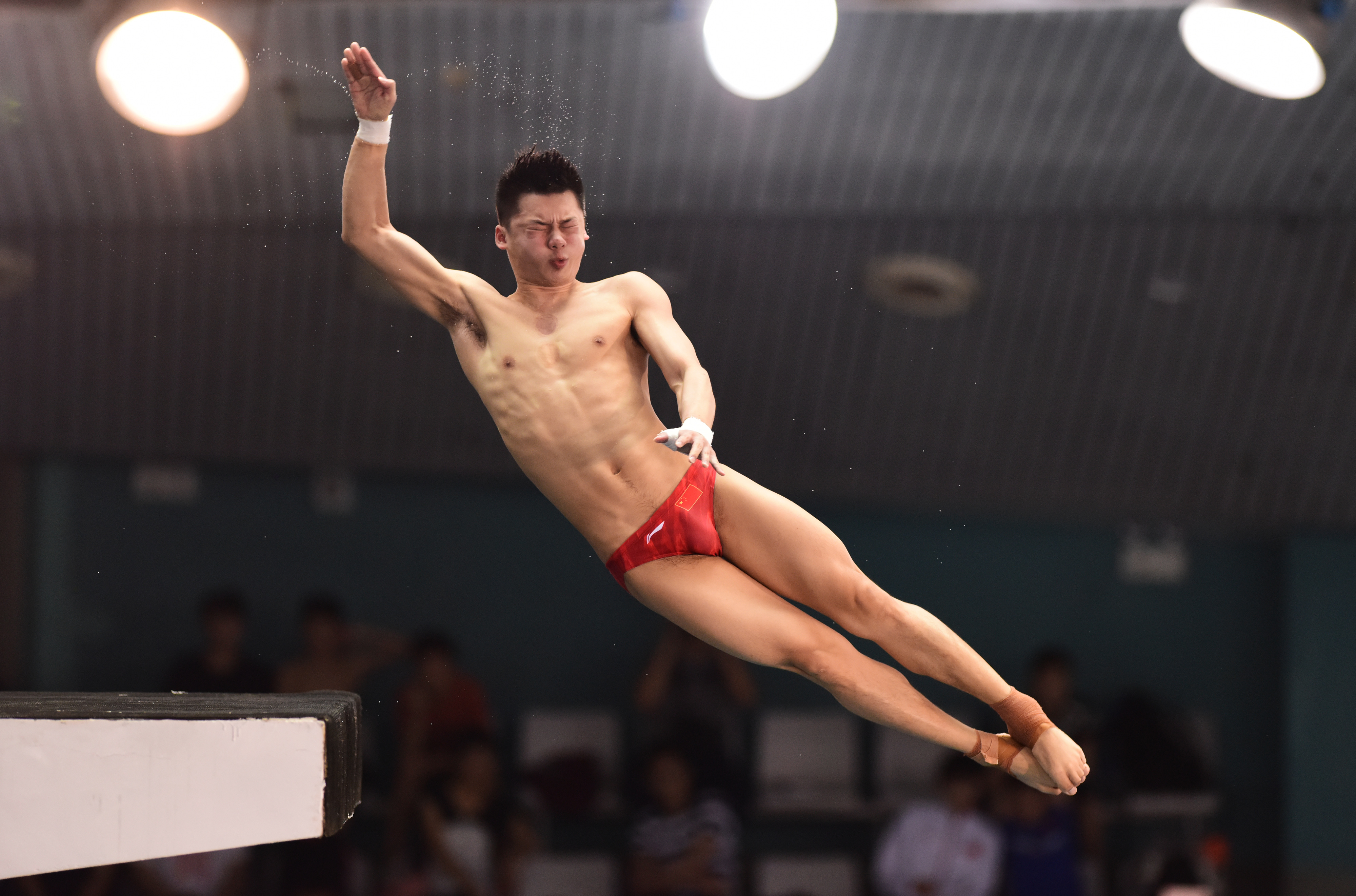 跳水全国冠军赛:杨健10米跳台夺冠