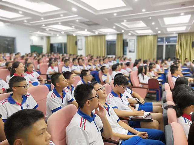 吾将上下而求索——厦门海沧实验中学开展生涯外部探索讲座