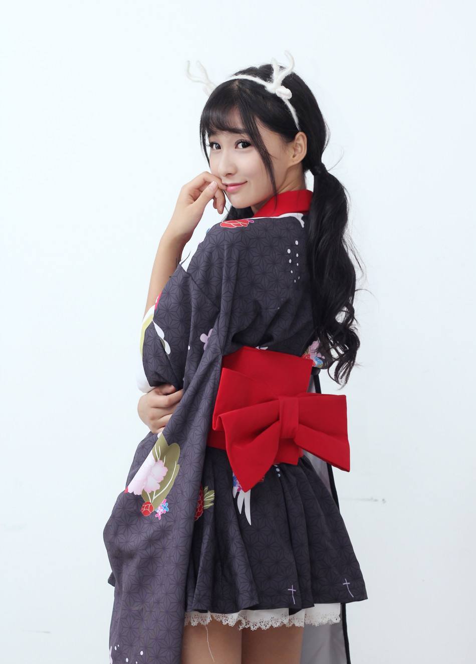 中国内地女演员,主持人,模特戚蓝尹,白色裙子很唯美.