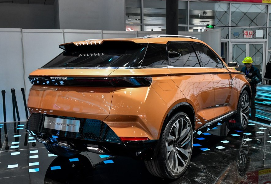 国产新车型奔腾t700,外观比较犀利,整体线条比较饱满,其中设计语言