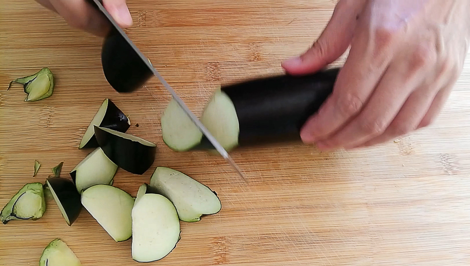 首先将茄子滚刀切块