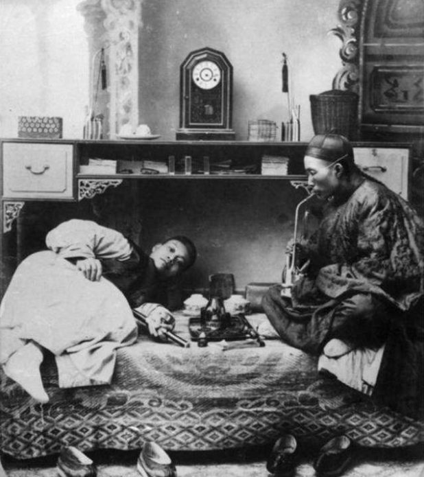 1,这是俩位清朝男子在抽大烟的照片,一位躺在床上,另一位则是端庄的坐