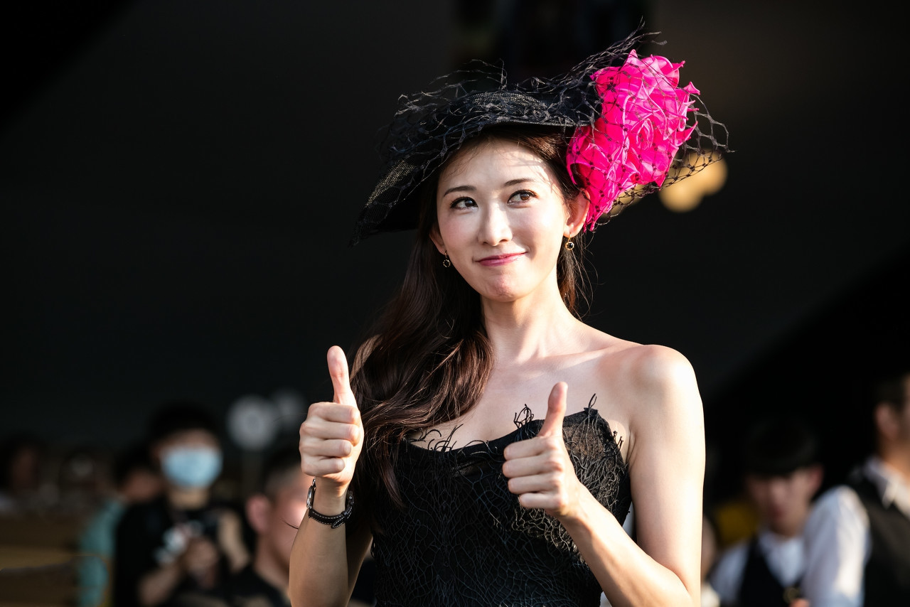 看了6年前唱《北京祝福你》的林志玲,才知道什么叫"娇俏可人",穿红色