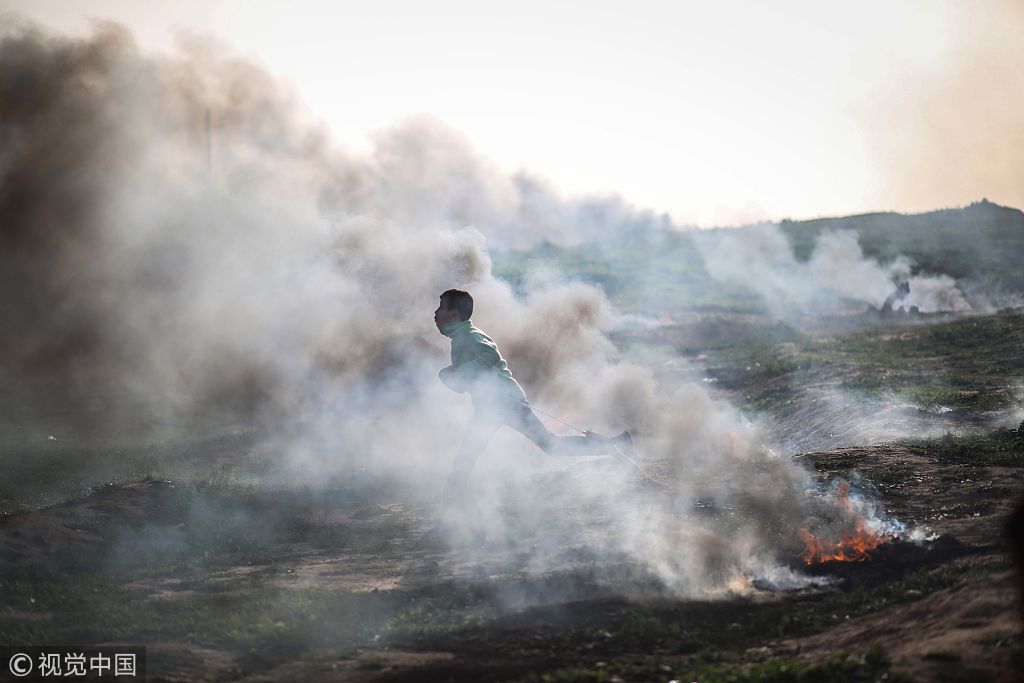 巴以边境再起示威冲突 现场烟雾弥漫如同战场