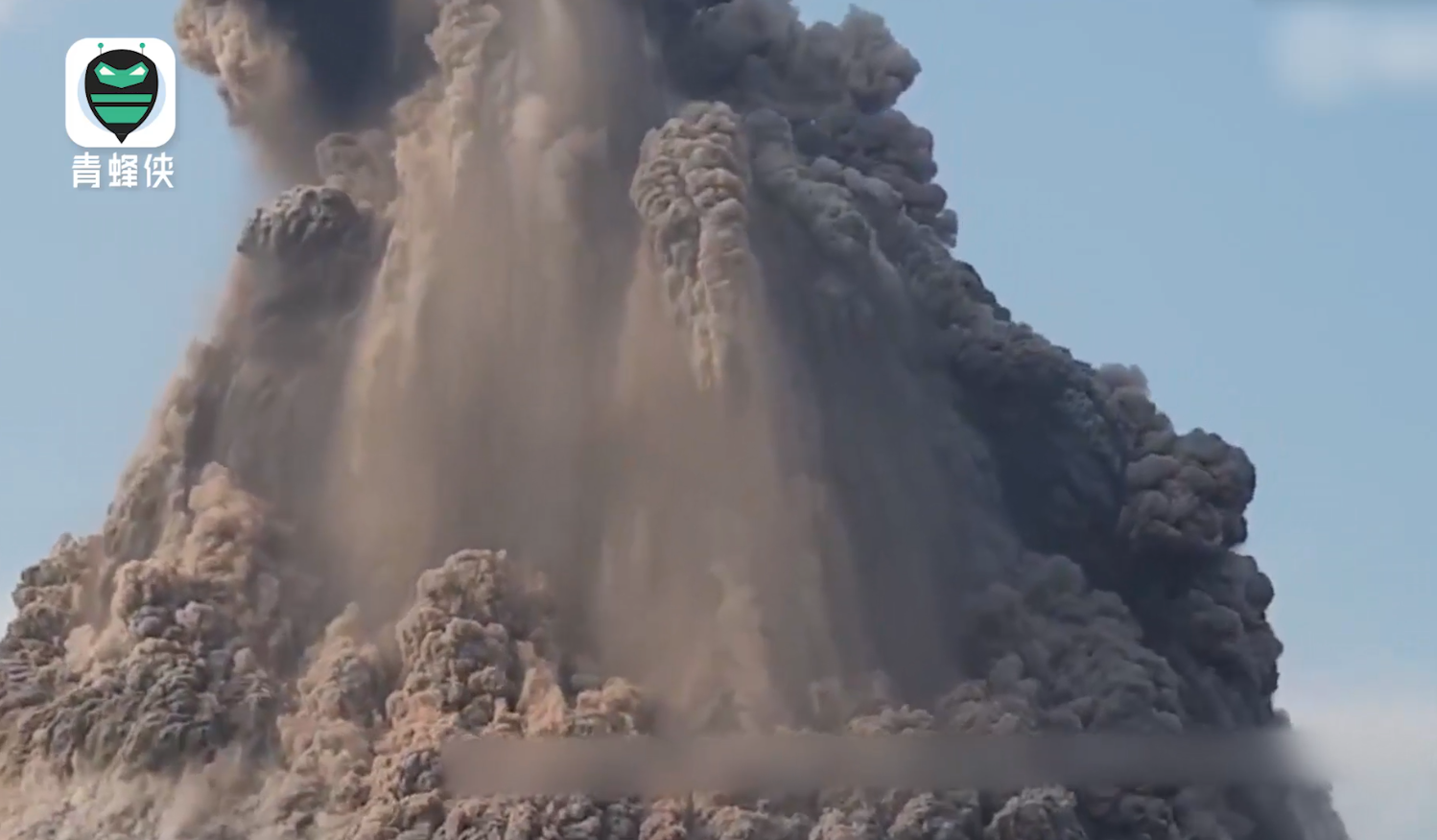 印尼火山爆发引巨大海啸 实拍火山喷发震撼一幕