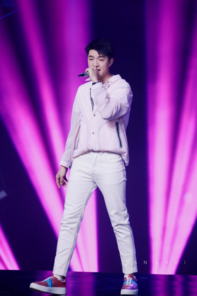 金瀚穿粉衬衫搭配白裤亮相湖南卫视小年夜春晚,皮肤白皙帅气十足