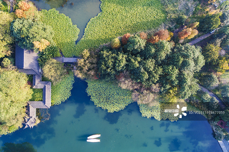 杭州:航拍深秋西湖景色 色彩斑斓宛如画作