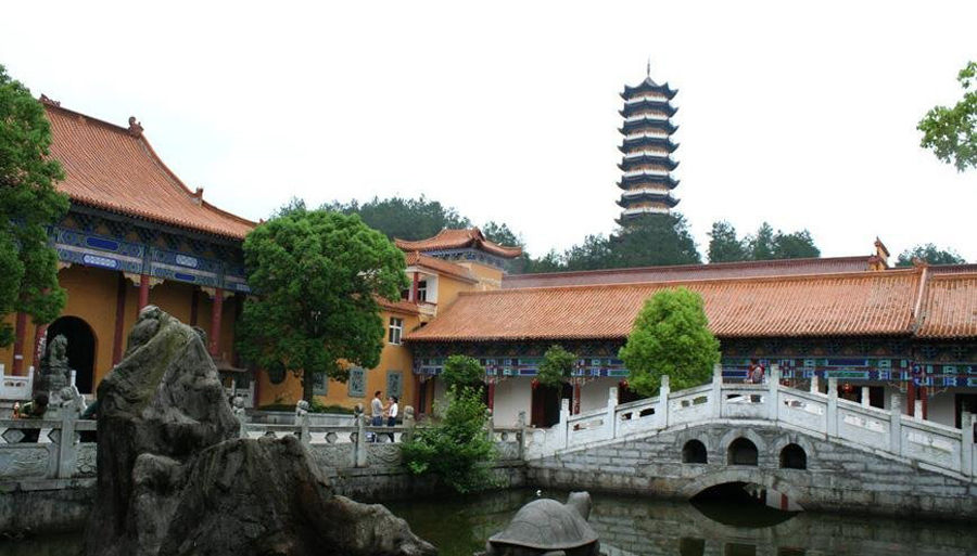 江西九江修水县一个大镇,是全国重点镇,拥有兜率寺景区