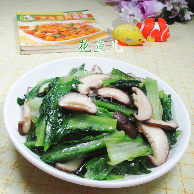 香菇炒油麦菜,色泽嫩绿,口感鲜脆清香