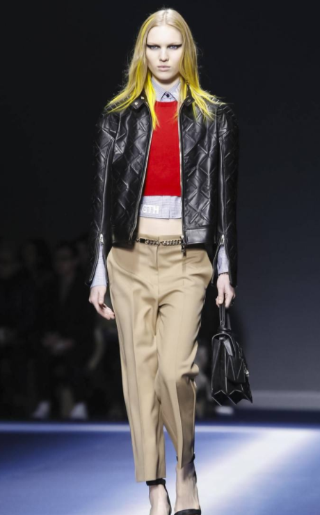 时装秀场:模特时尚走秀,展示时装魅力,活力四射