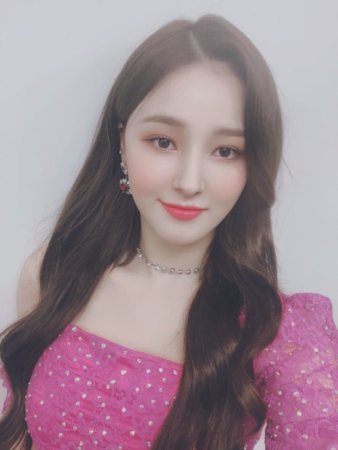 韩国女团momoland成员nancy&妍雨发自拍:俏皮可爱,笑容很甜蜜!