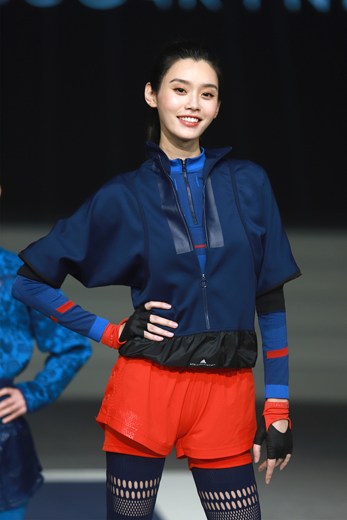 她身穿运动装扮叉腰玩摆拍,神似"女战士",与何猷君恋爱实锤后现身"捞