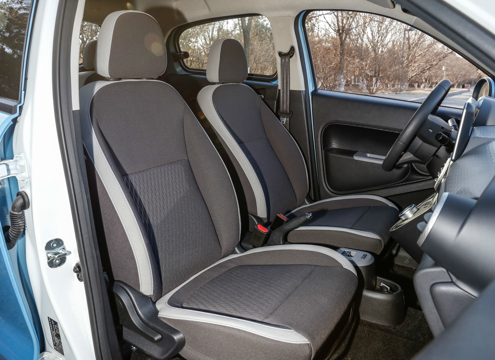 欧拉r1这款颜值很高,设计风格也非常不错,开出去回头率很高