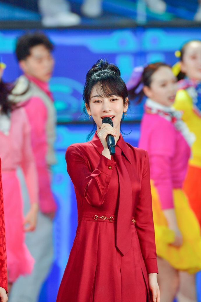 杨紫四登春晚舞台 红衣紫青春洋溢献唱《再次相约二十年》