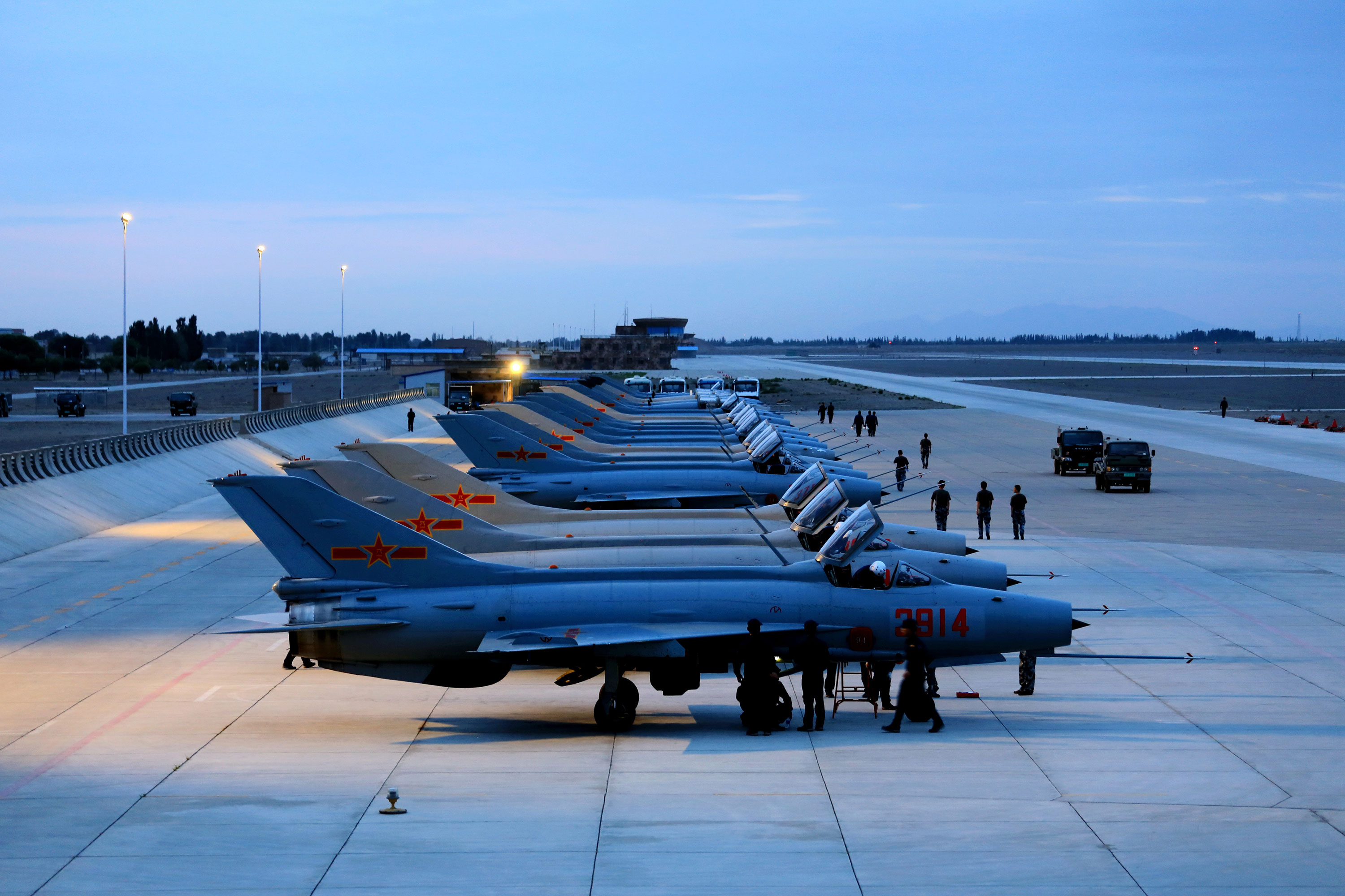 人民空军装备成功跨入第三代战机俱乐部 林虎将军功不可没