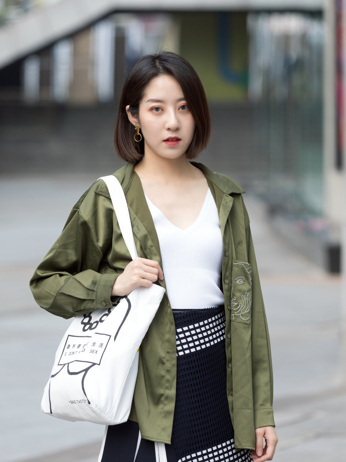 街拍:打扮时尚的少妇,穿着黑色蕾丝上衣,很有女人味!