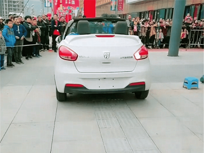 我国首辆宝骏310敞篷车现身,颜值不输奔驰smart,网友:买不到!