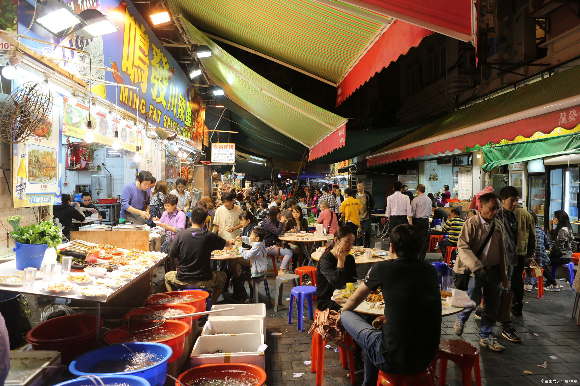摆地摊的就是小吃了,随便走在一个城市的夜市小吃街,生意都是十分火爆