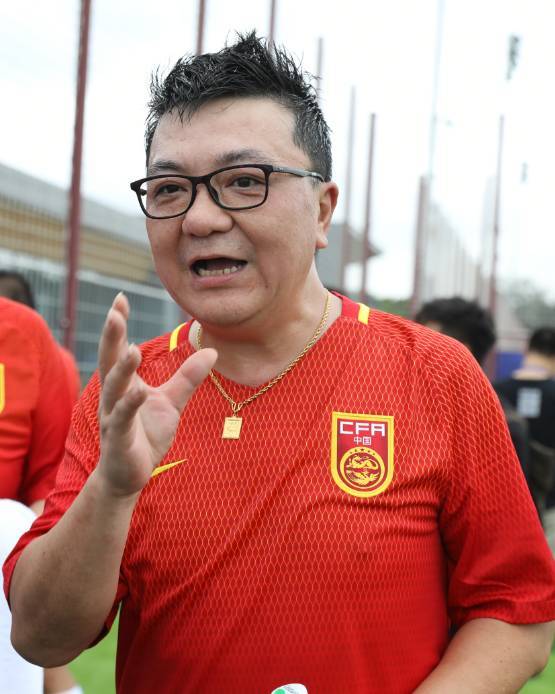 名嘴力挺国足炮轰里皮,连发数条微博飙国骂:2000万欧工作真舒服