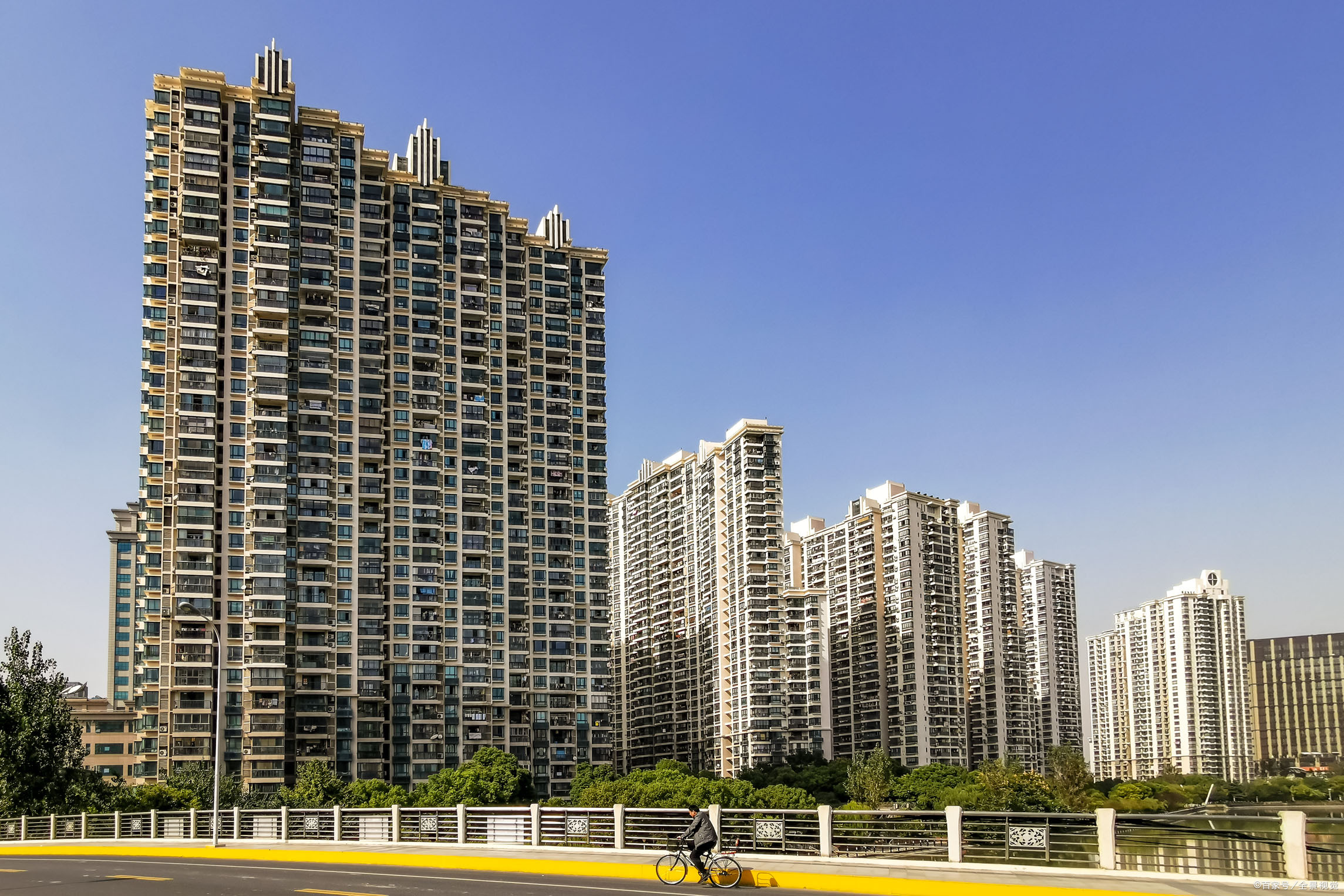 现在的住宅以高层为主,而且梯户比较高,所以稍高楼层都有出行不便的