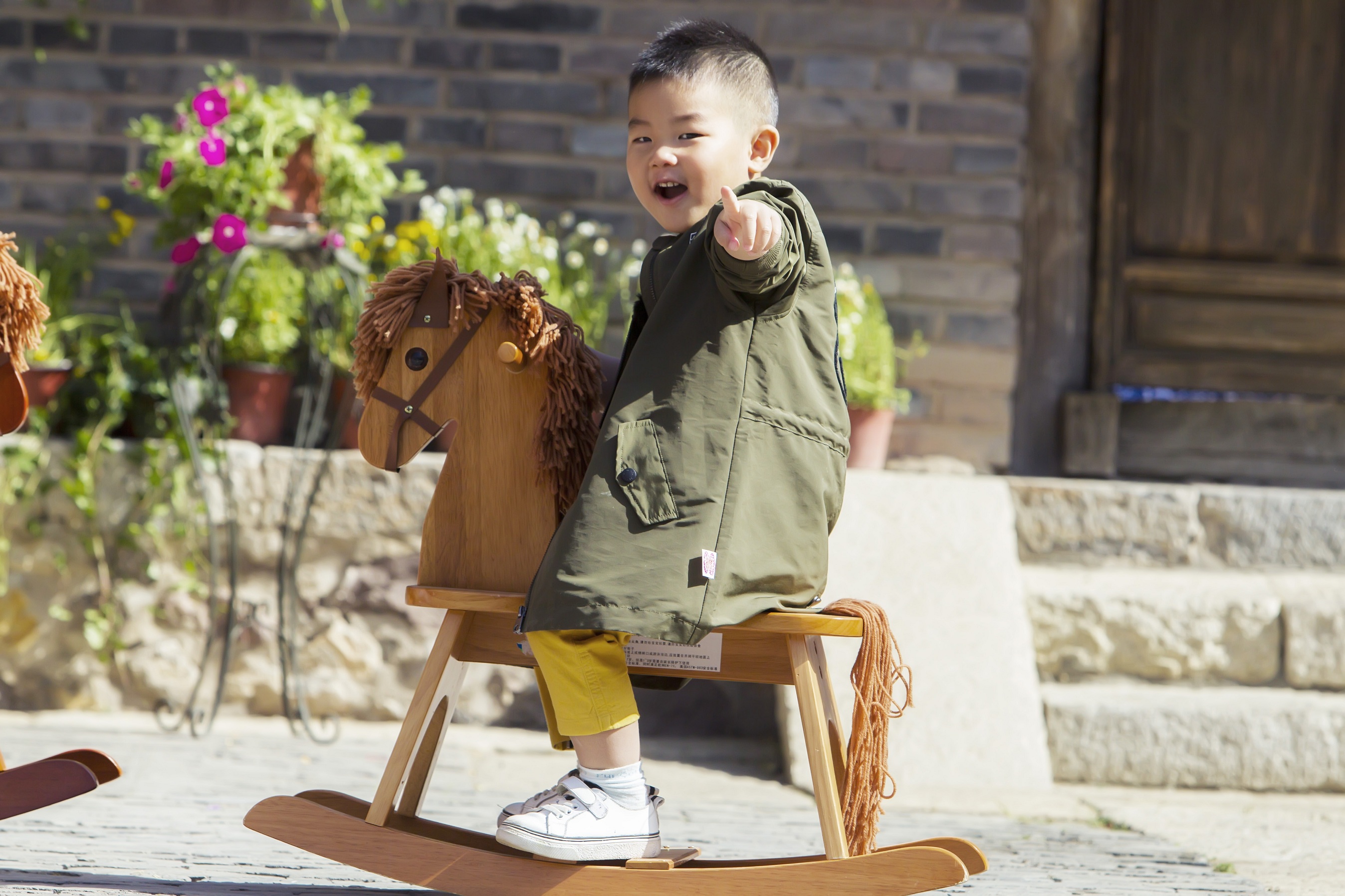 小鱼儿安吉圣诞照特逗,一个偶像一个谐星,亲妈胡可都忍不住乐了