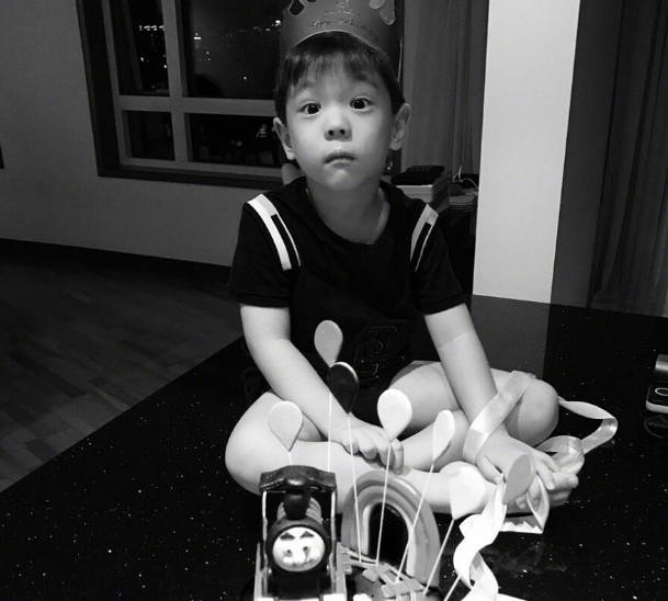 霍思燕儿子嗯哼长大了,单眼皮变成双眼皮,颜值爆表帅气十足!