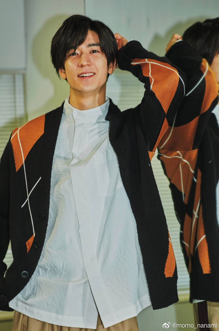 组图:中岛裕翔拍摄时尚写真 温柔眼神与镜中自己交流