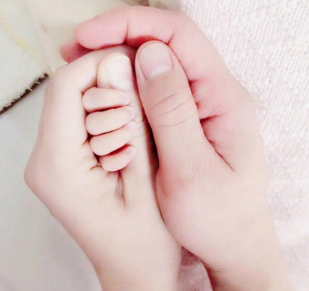 李亚男终于生了!王祖蓝晒一家三口牵手照,幸福温馨,网友叫饺子