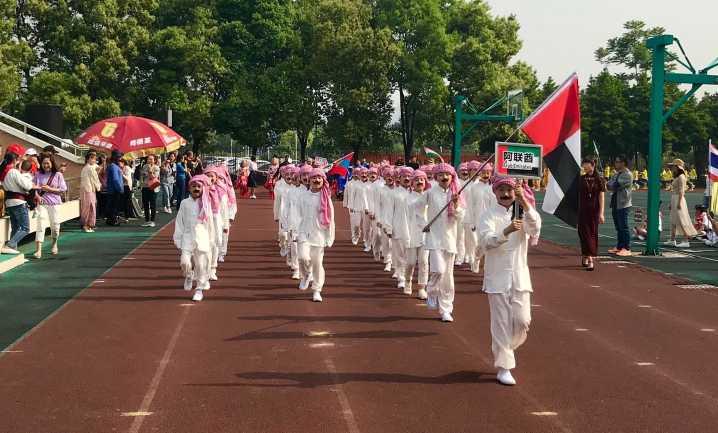 临安衣锦小学开运动会,入场式很有国际范