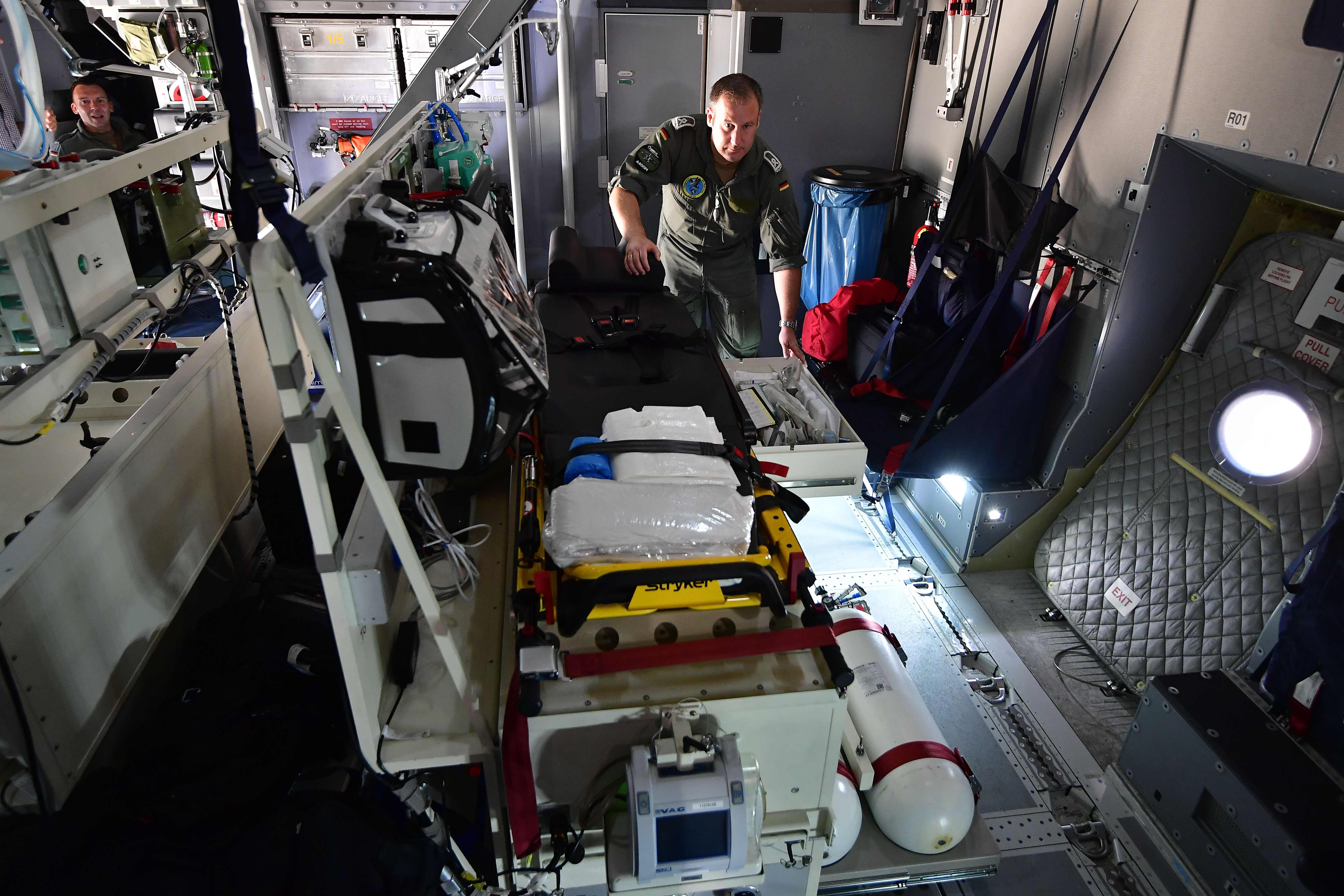 德国展示配备医疗设备的a400m军用运输机(5)