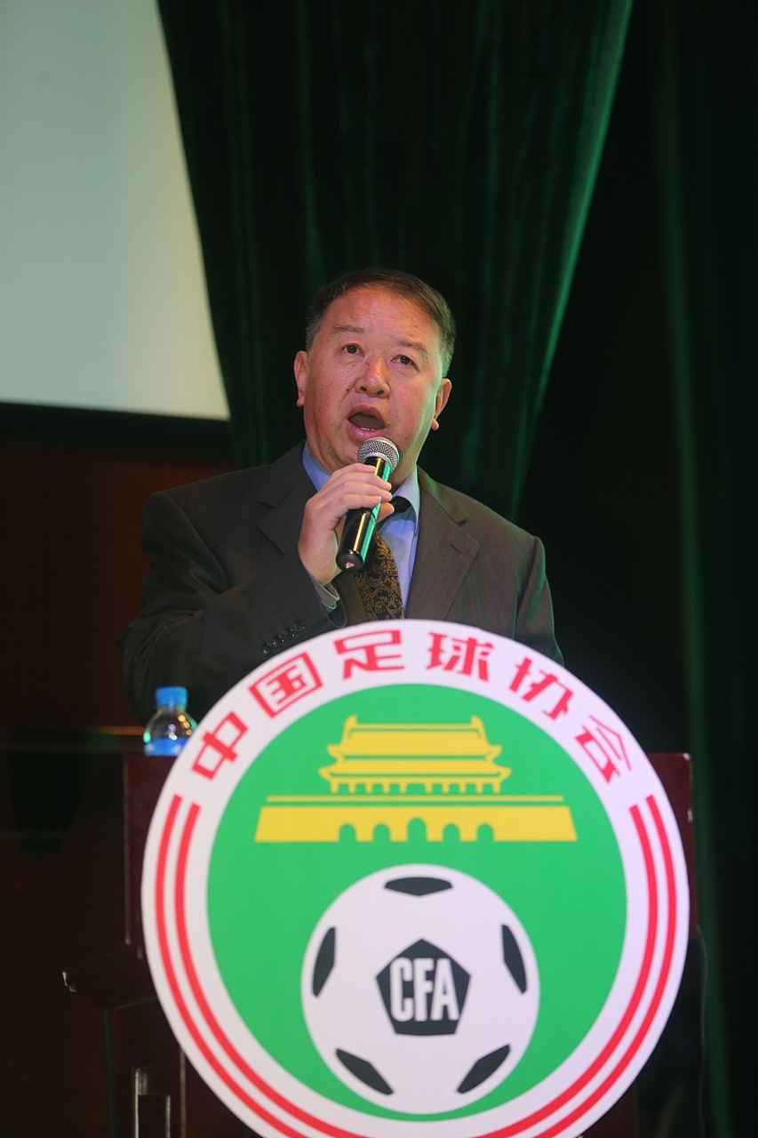 近日,中国足协纪律委员会主任王小平和竞赛部部长黄松相继被查,引起了