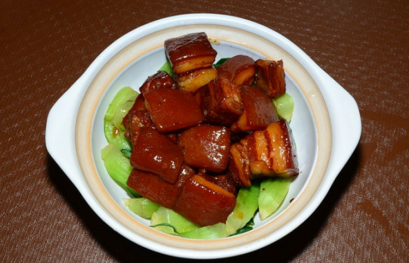 清汤东坡肉这样做醇香利口,肥而不腻,夹着小馒头吃就更绝了