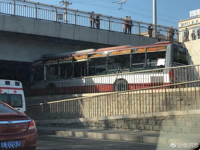 北京33路公交车被卡桥下 车身玻璃破碎 公交集团:正在调查