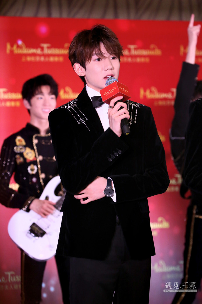 王源现身上海杜莎夫人蜡像馆给自己的蜡像揭幕,皮肤白皙帅气十足