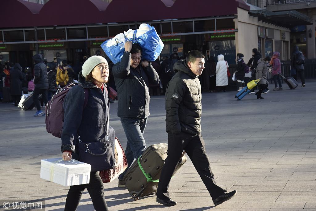 2018年12月27日,在北京火车站,很多旅客顶着寒风奔波在回家的路上.
