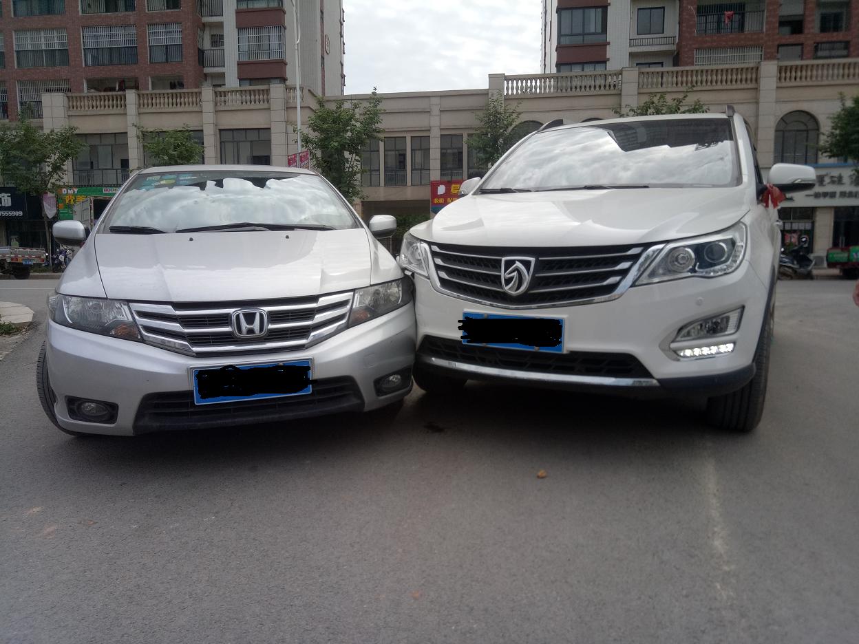 两车相撞谁之责?市民各抒己见