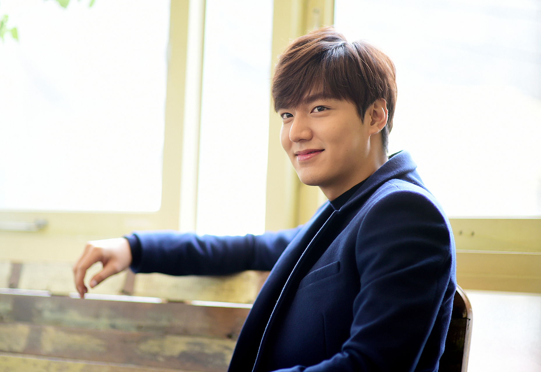 李敏镐突然引起网友热议,起因是他的最新造型曝光,穿着一件白色衬衫