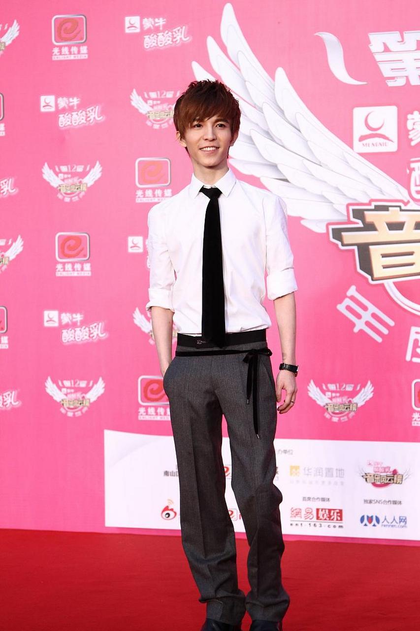 1,迪丽热巴粉丝内斗,把一个流量关注很高的7年大粉给打退网清号了 2