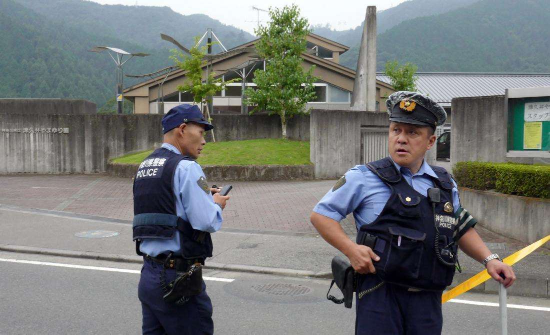 日本警察对山口组突击检查,对峙30分钟未能进入大楼,原因很现实
