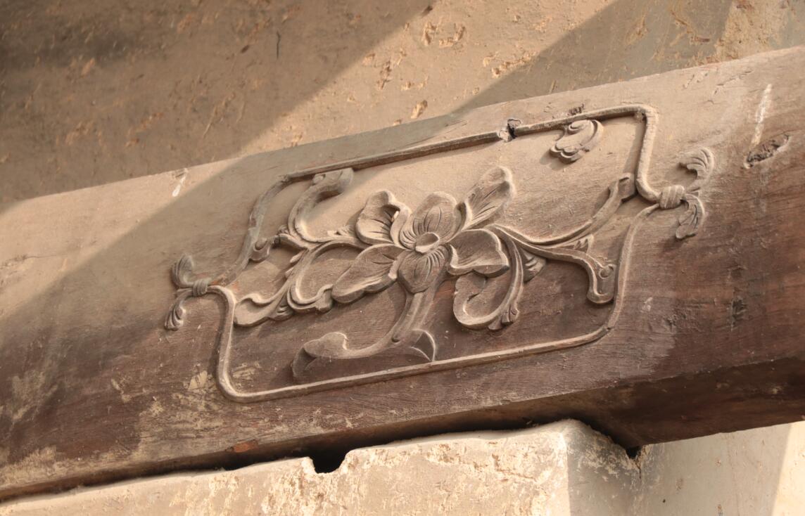 高家寨房梁雕花