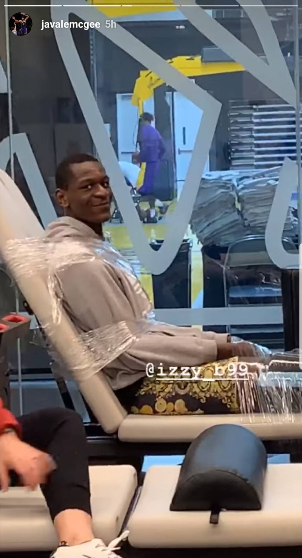 会玩儿 麦基将新秀伊萨克-邦加绑在座位上