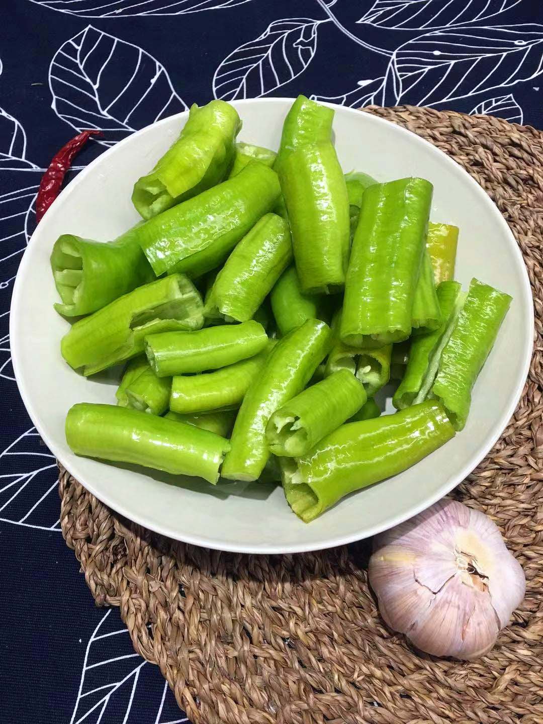 然后把它切成这样的小段,一般一个尖椒可以切三段.