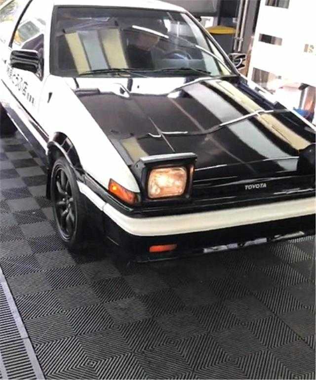 修理店来了一台"左舵"的ae86,跳灯很酷,师傅:80万卖不?