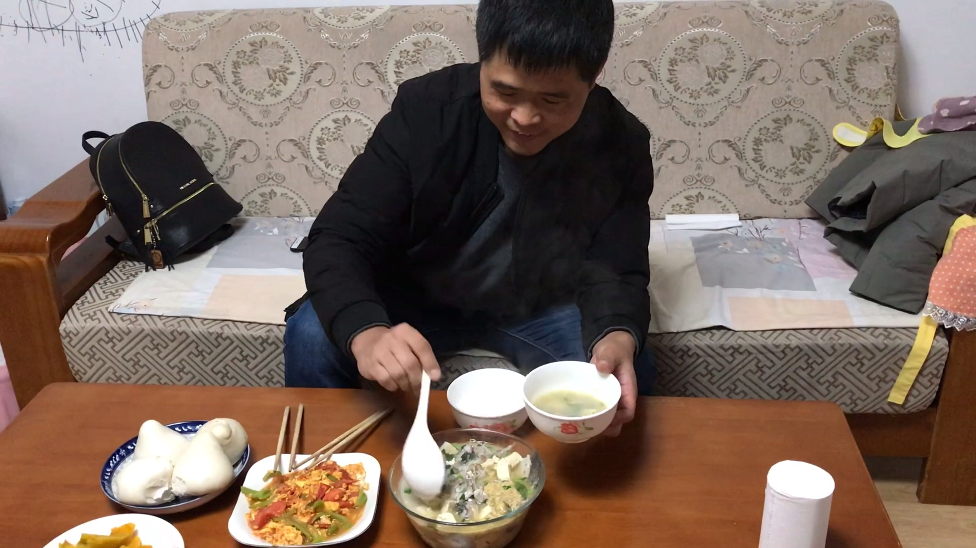 买条鲫鱼烧汤喝,在放点豆腐,肉嫩汤鲜,真是不错,吃美了!